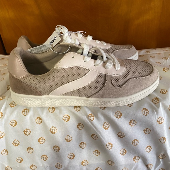 Old navy sneakers - Picture 2 of 6